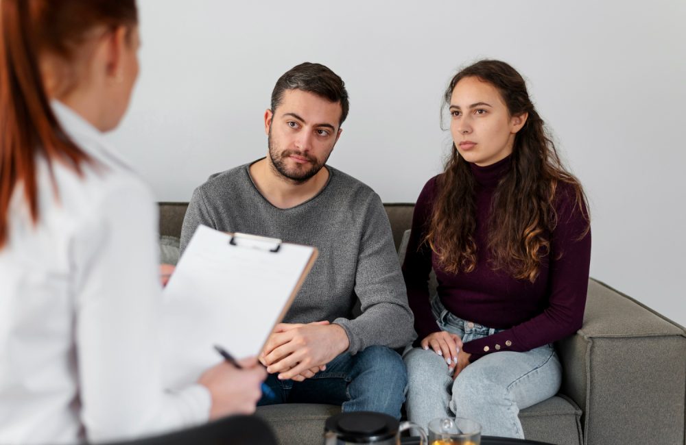 cerrar-personas-discutiendo-terapeuta